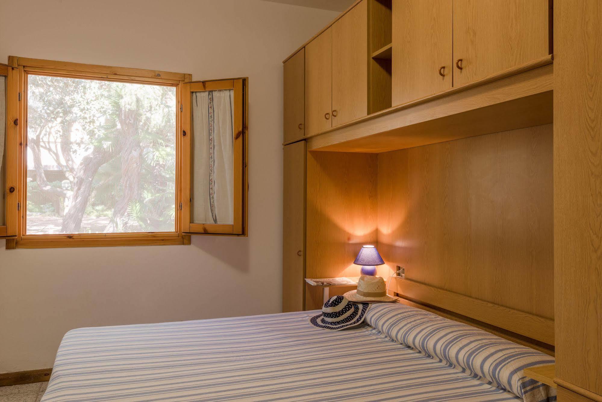 מרינה די קסטנייטו קרדוצ'י Villa Emilia מראה חיצוני תמונה